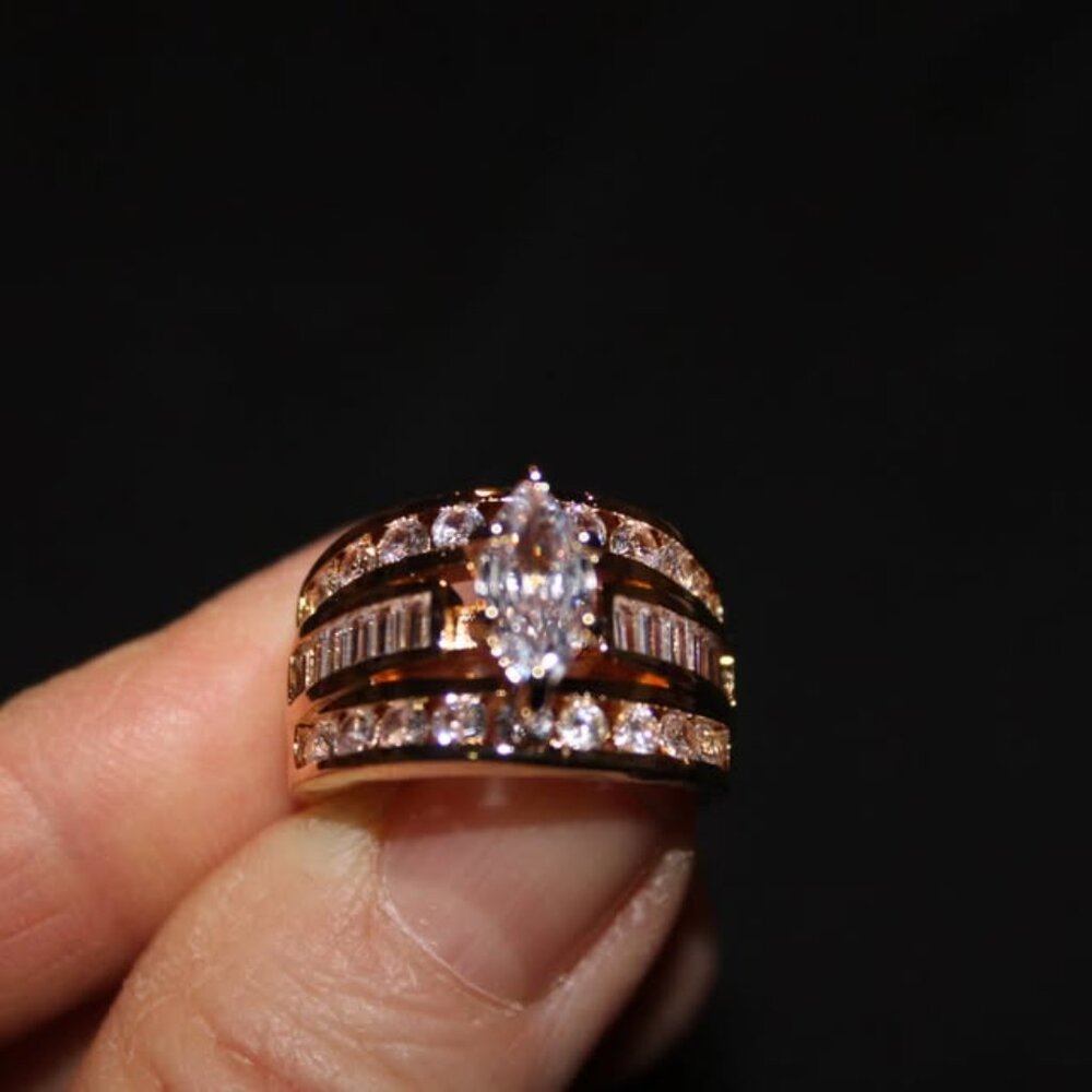 .Stunning Ring (Costume) Size 6